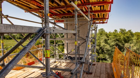 Подпорна кула PERI UP Flex Plus, главни и второстепенни греди на ниво кофраж. Главни SRU120 и второстепенни GT24