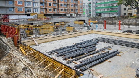 Pri polyfunkčnom objekte Nobelova 2 sú zvislé nosné konštrukcie v 1. PP a 1. NP tvorené systémom železobetónových stĺpov priemeru 500 mm a pilierov elipsovitého tvaru 500 / 1 200 mm. Podzemná garáž v suteréne presahuje pôdorysný rozmer objektu.