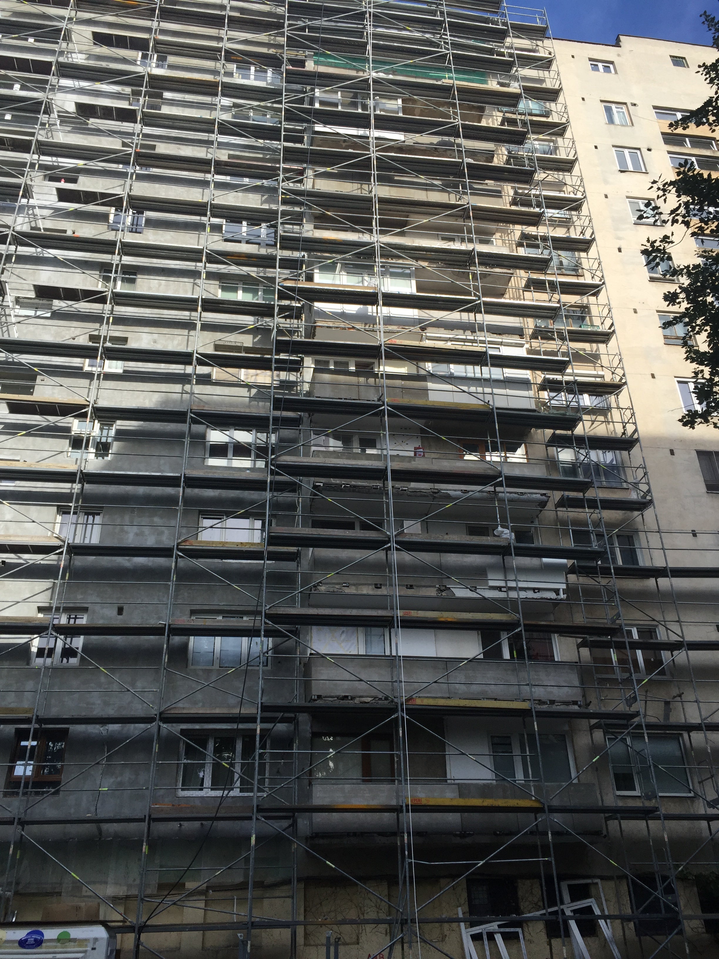 Schelă de fațadă PERI UP T72 dispusă pe o înălțime de 36,0m pentru reabilitarea termică a imobilului Bloc V10.