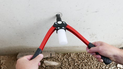 Die Handnietzange wird beidhändig an den beiden Hebeln bedient. Zum Befestigen des aufgesteckten Nietstopfens wird die Handnietzange mehrmals angezogen. Ein Behälter zum Auffangen der abgerissenen Nietdorne ist integriert.