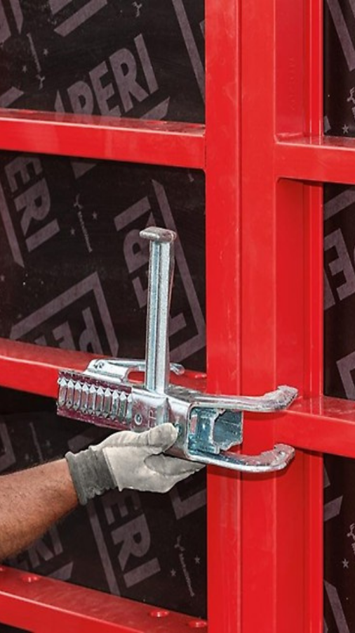 Le operazioni di montaggio della cassaforma TRIO sono facilitate dalla speciale morsa BFD