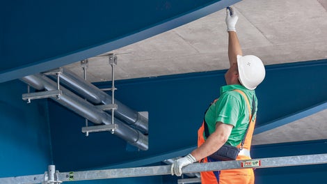 Die mit dem Wasserschifffahrtsamt abgestimmte LGS Fachwerkbinderlösung beschleunigte die Arbeitsvorgänge unter der Brücke und machte sie unabhängig von Strömung und Wasserstand.
