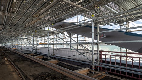 Die räumliche Anpassung an die Bogen- und Strebenkonstruktion erfolgte äußerst flexibel. Auf Fahrbahnebene dienten mit 25-cm und 50-cm-Horizontalriegeln verbundene Vorsatzscheiben zur sicheren Aussteifung der unteren Stiele – mit ausreichend Freiraum zur Geh- und Radwegnutzung.