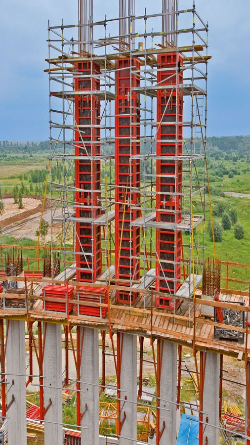 The PERI UP Rosett modular scaffold on KG 240 climbing brackets, as well as TRIO wall formwork elements, for reinforcement work and forming the reinforced concrete columns.