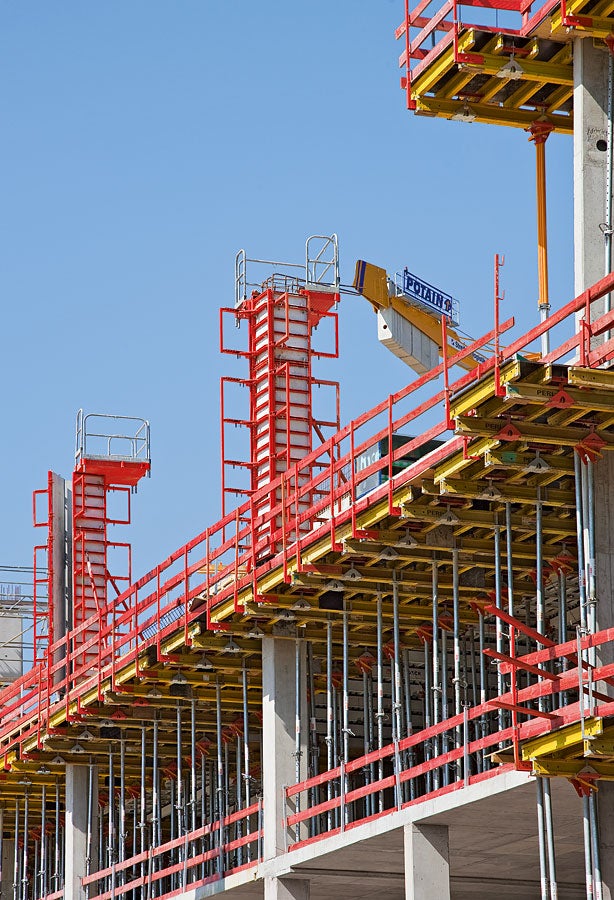 The QUATTRO column formwork can be loaded with a fresh concrete pressure of 80 kN/m² which facilitates fast concreting.