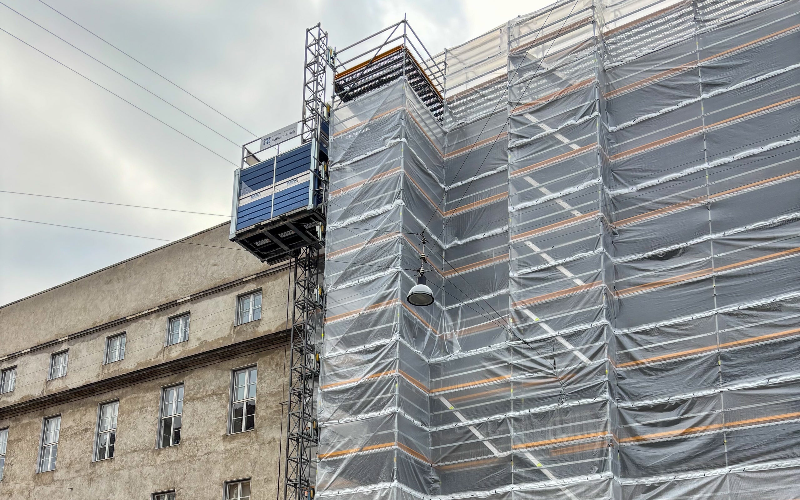 Sikre adgangsveje er en afgørende del af stilladsløsningen på Politigården. Med integrerede trapper er der skabt nem og overskuelig adgang til arbejdsområderne i højden. Det bidrager til et sikkert arbejdsmiljø og gør det lettere for håndværkerne at bevæge sig effektivt rundt på stilladset i hverdagen.