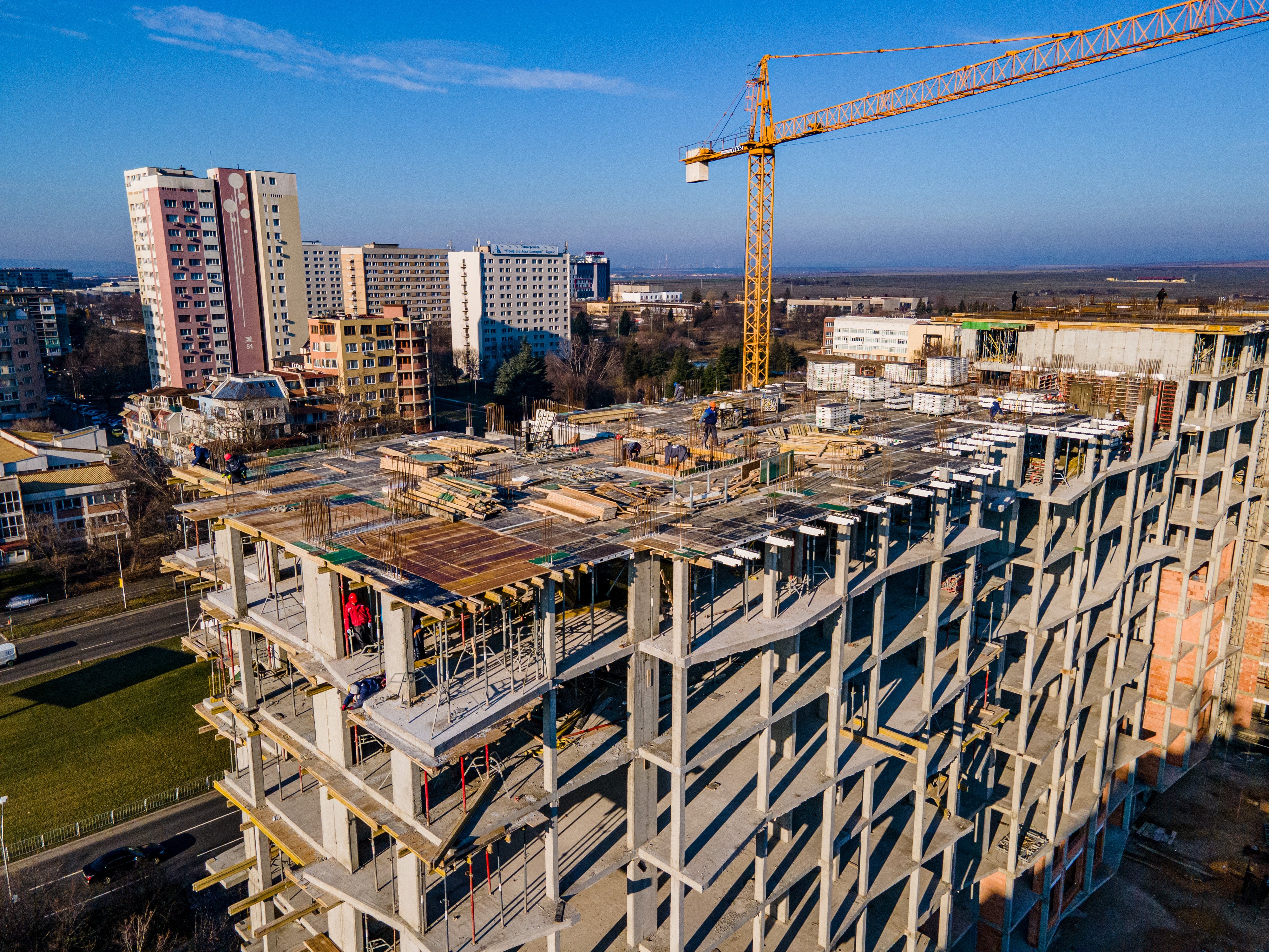 Mонтиран панелен кофраж SKYDECK. Едно от предимствата на тази система е, че спестява нуждата от шперплат, тъй като кофражът се състои от цели панели. 