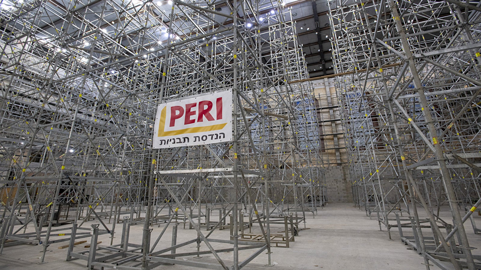 גושי מגדלי תמיכה מסוג פרי אפ גבוה של 15.3 מ' על פני שטח של 1,500 מ"ר.