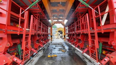 Управление опалубкой осуществляется с помощью гидравлической системы (20 гидроцилиндров и 4 гидравлических привода)