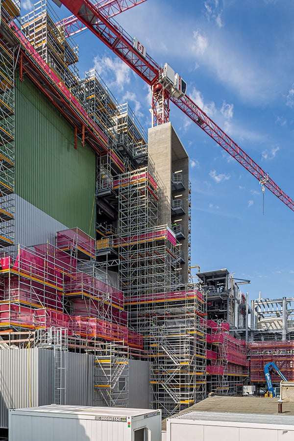 The 30-m-high heavy-duty platforms and a bridging construction on the northern side of the building proved to be challenging aspects of the PERI scaffolding solution.