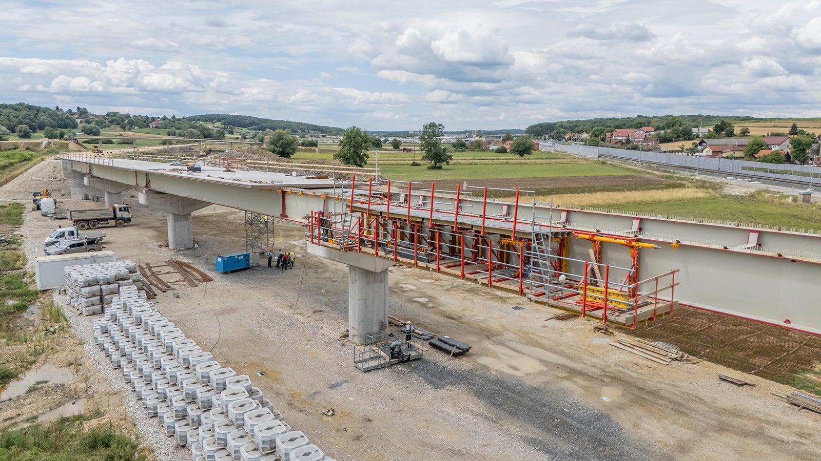 The fact that the VCT Composite Track can be moved hydraulically also reduces the requirements for construction machinery on site. A telescopic crane is sufficient for assembly; no mechanical assistance is required for subsequent operation.<br/>(Photo: PERI SE)