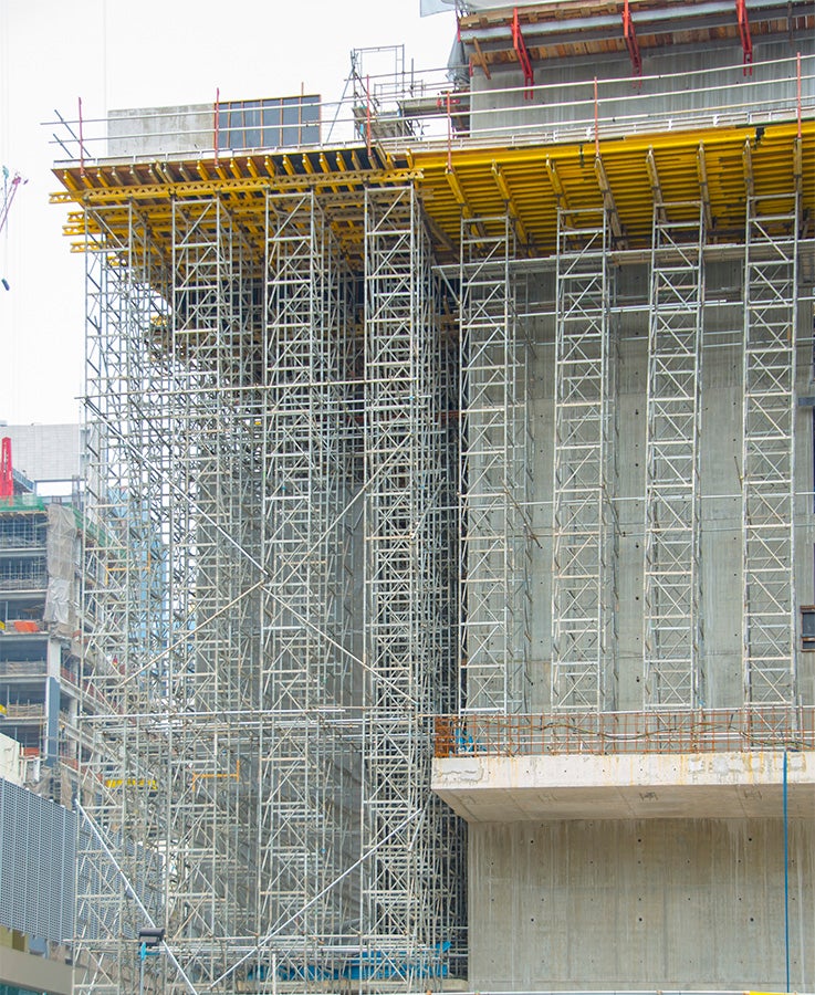 ST 100 Stacking Tower supporting 25 m high cantilever slab