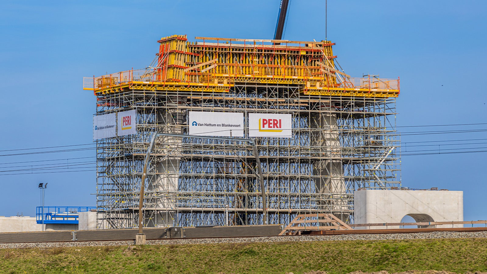 Een bijzonder onderdeel van de trogbruggen is de zogenaamde hangtrog. Bijzonder, want dit is pas de derde hangtrog in Nederland. De trappentorens, ondersteuningssteigers en vlechtsteigers bij de hangtrog zijn opgebouwd uit het PERI UP steigersysteem.