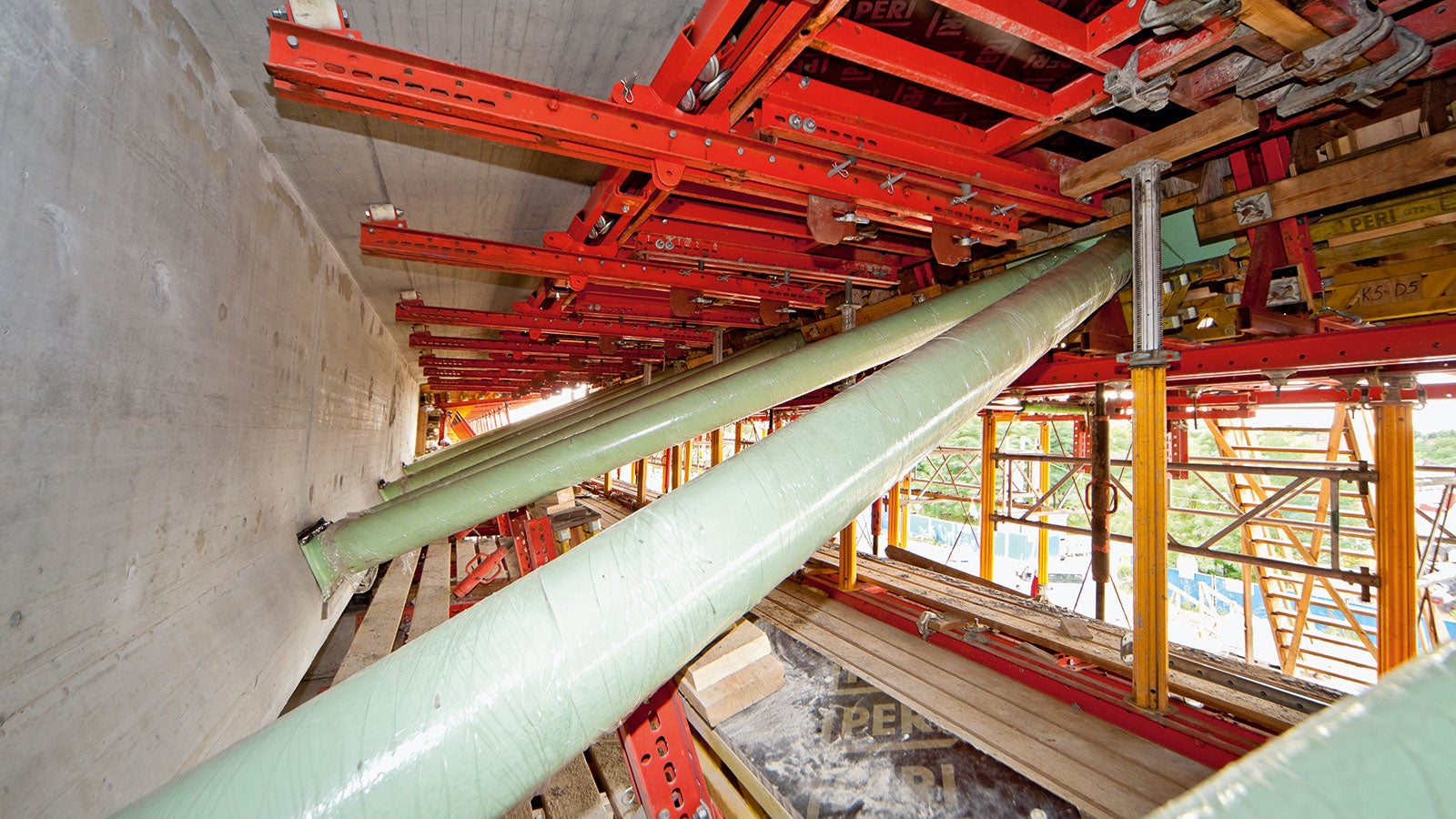 Wózki do deskowania belek gzymsowych.<br/>