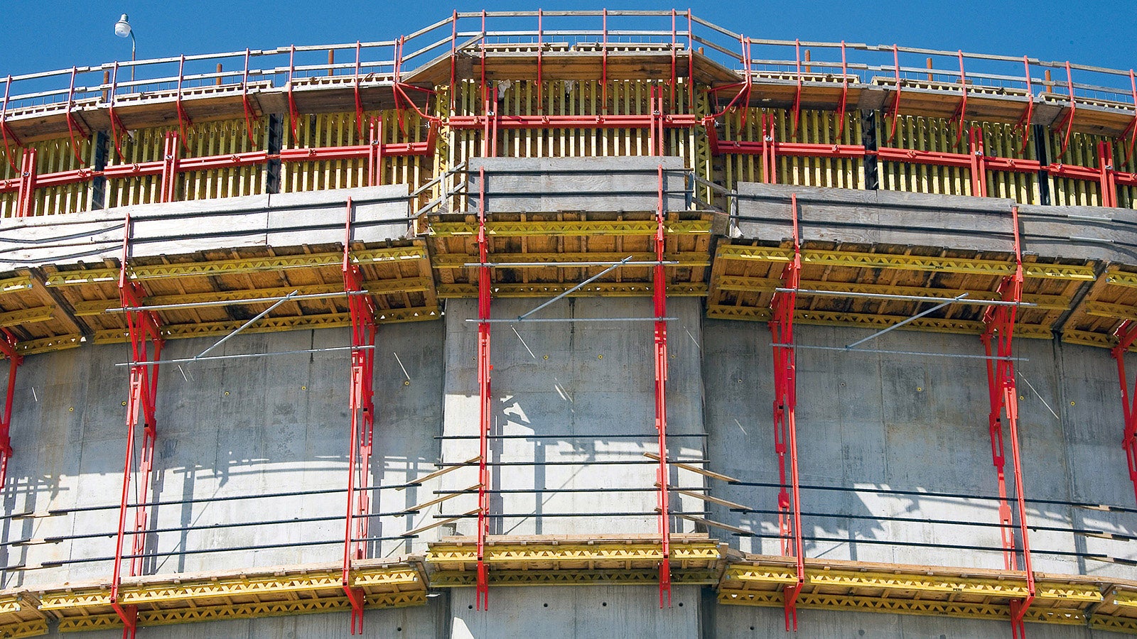 The PERI formwork solution took into consideration the external inclination in the bottom third of the wall as well as wall thickness offsets in the area of the buttresses.