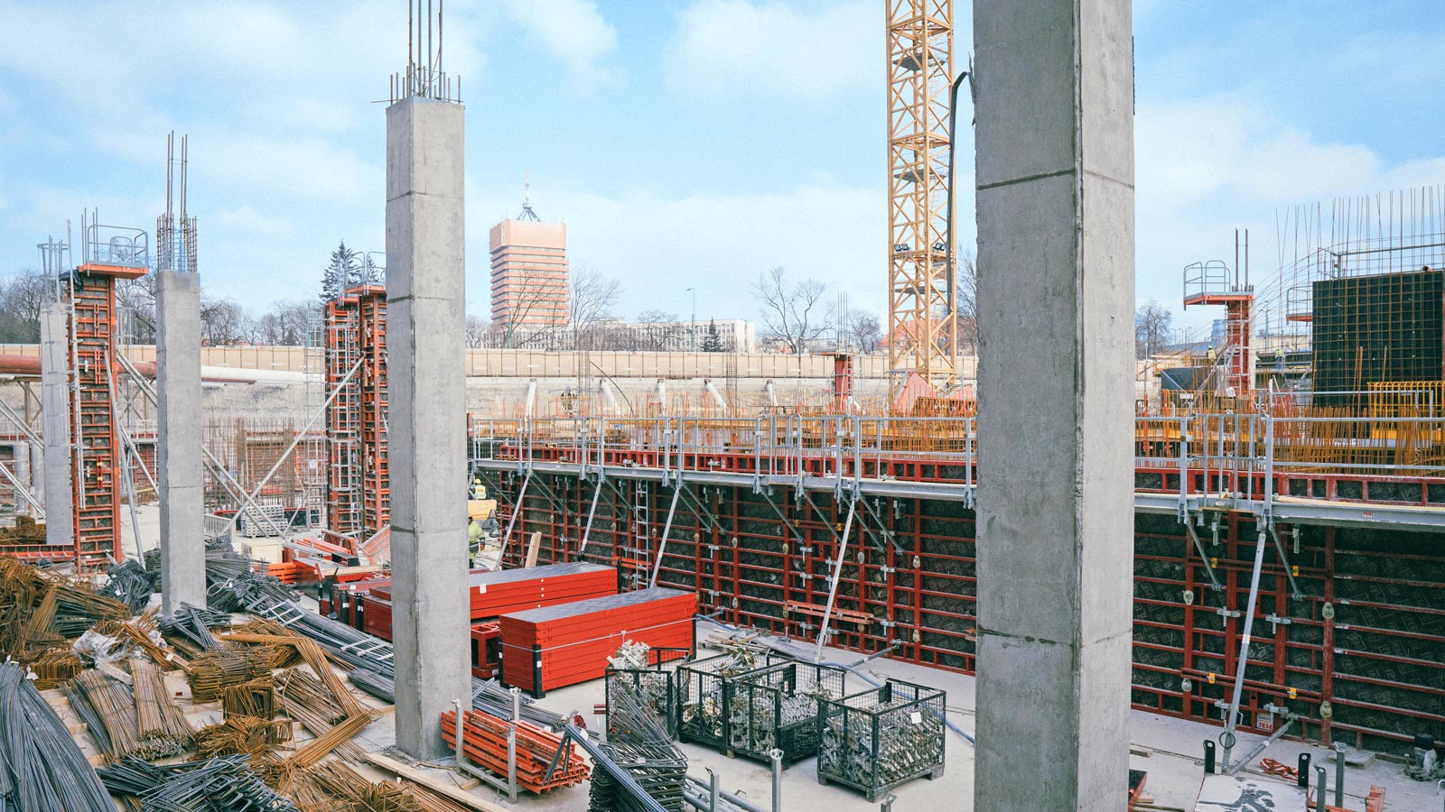 Znaczne ilości robót żelbetowych oznaczają konieczność zaangażowania bardzo dużego potencjału sprzętowego.