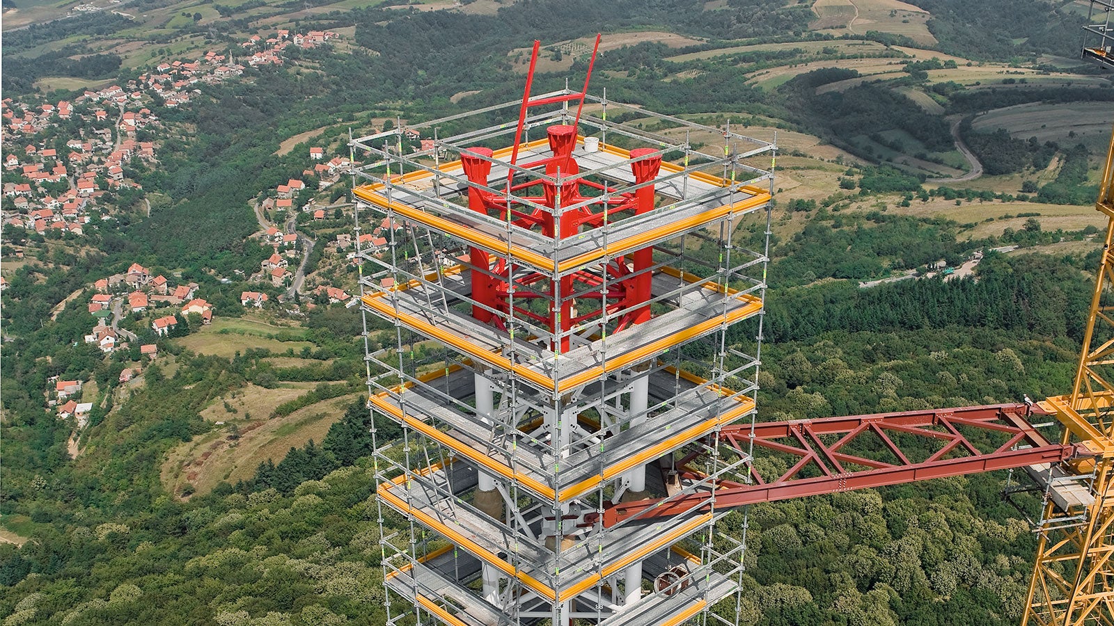 С помощью универсального крепления настилов организовать рабочую зону можно даже в самых труднодоступных местах.