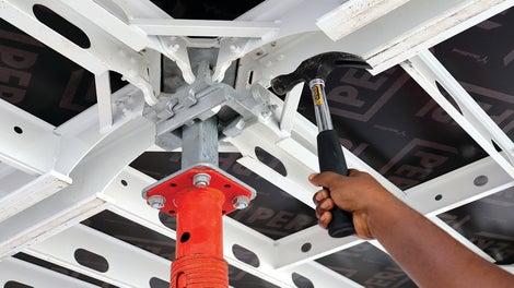 Promyšlený systém padací hlavy umožňuje časné odbednění a minimalizuje<br/>zásoby materiálu.