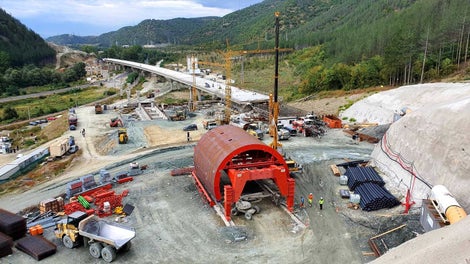 Асемблиране на кофражната количка и обшивката на площадка пред портала на тунела 