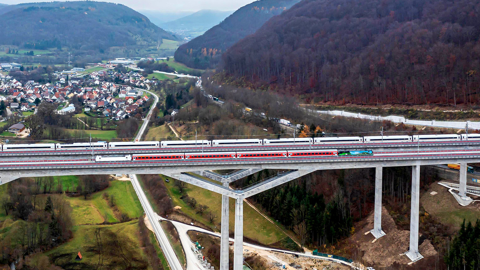 Die 485 m lange Filstalbrücke ist Teil der neuen Schnellbahnstrecke Wendlingen–Ulm. Mit einer Höhe von 85 m ist sie eine der höchsten Eisenbahnbrücken Deutschlands und verbindet den Boßlertunnel im Norden mit dem Steinbühltunnel im Süden. Da die Gleise auf zwei getrennten Brückenabschnitten verlaufen, ist das Bauwerk architektonisch und ingenieurtechnisch äußerst anspruchsvoll.