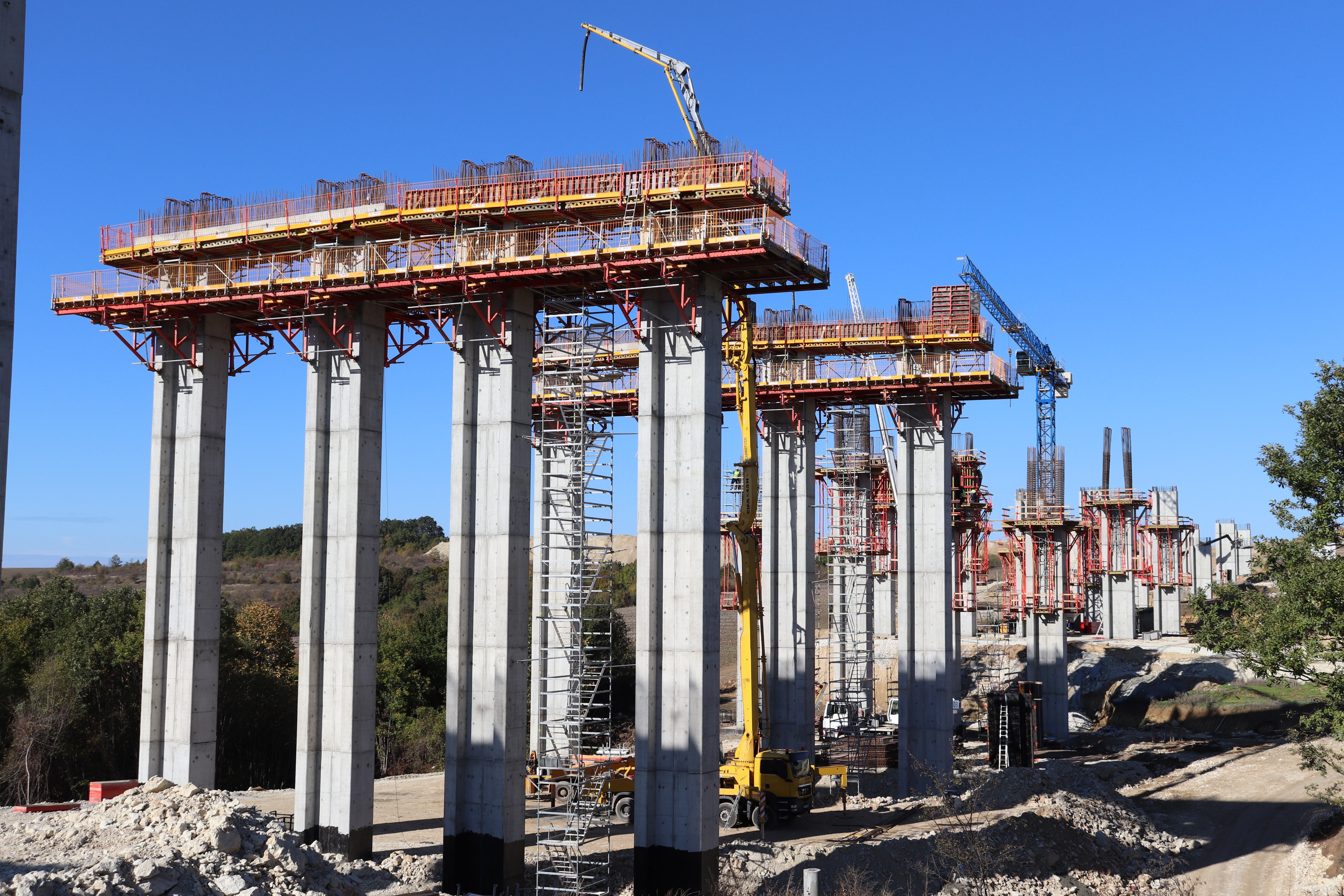 Окачено кофражно решение - към вече изградените колони се захващат окачени платформи, които позволяват изграждане на подпорно скеле PERI UP Flex с малка височина за изграждане на дъното на кофража на ригела