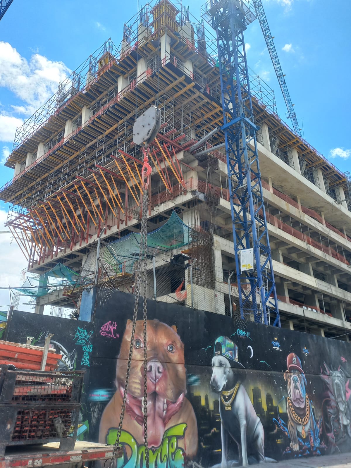 Torres de carga ST-100 en conjunto conencofrado para losas MULTIFLEX y encofrado para columnas VARIO VT-20.