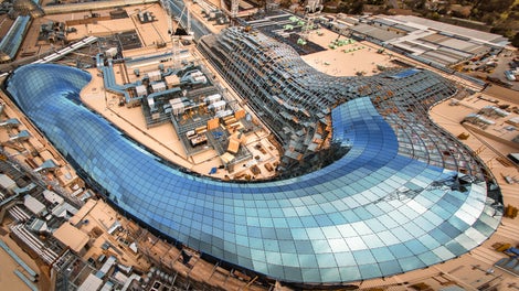 Up to 70,000 visitors flock daily to Australia&#039;s largest shopping centre which is now completely covered by a gigantic glass roof – the result of an expansion project. Work was carried out while the centre remained opened for daily business; the schedule for the entire construction project was extremely short. (Photo: David McArthur Parallax Photography)