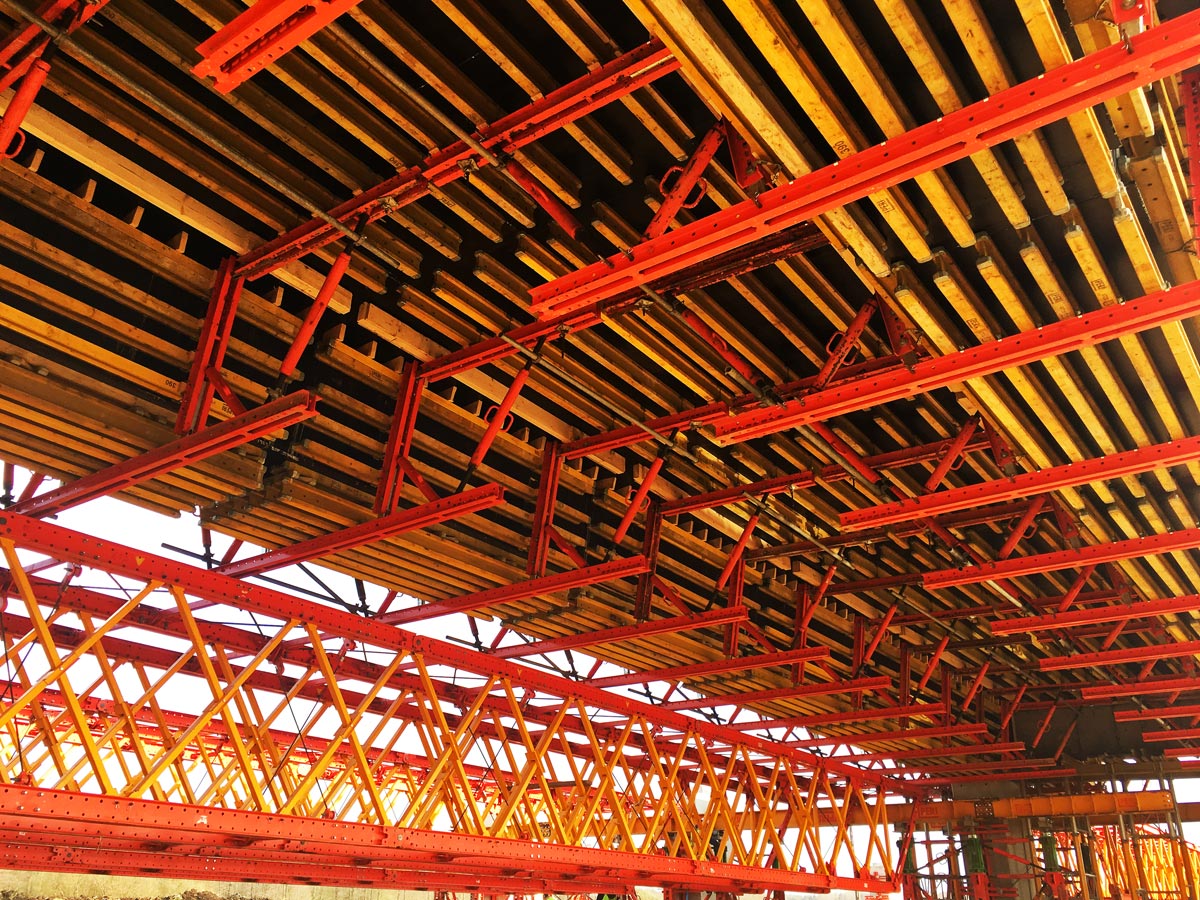 Deskowania płyty pomostowej podwieszone są do konstrukcji obiektu za pomocą ściągów DW 15, tak aby demontaż i przestawianie rusztowań podporowych przebiegało szybko, sprawnie i bezpiecznie.