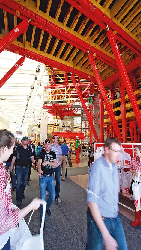 A tunnel formwork carriage formed the main entrance to the purpose-built PERI exhibition hall during bauma 2013. The basis of the whole construction is the VARIOKIT engineering construction kit. With the new system components, the solutions are now even more cost-effective and easier to assemble.