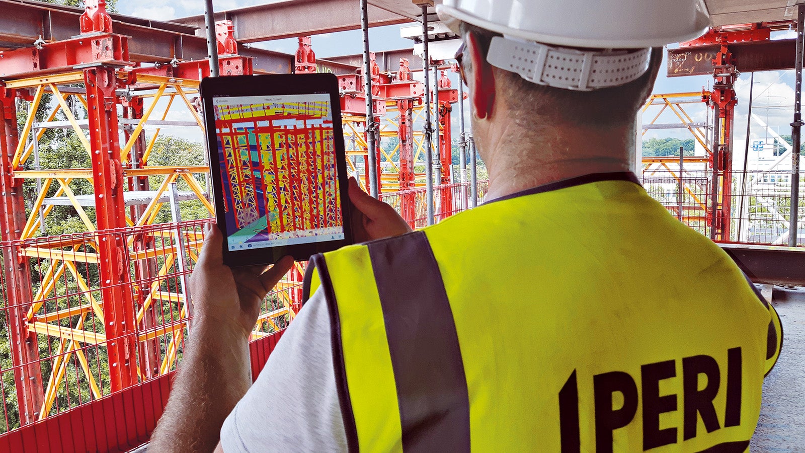 Thanks to the use of sensors from PERI InSite Construction, the temperature was measured at different points in the concrete and the data loaded directly into the ISC Web Application. This minimised the costly waiting times until the final curing of the concrete. The cloud service BIM 360° Field was also used for digital support on the construction site. The panorama renderings allowed an immersive walk-through of the PERI solution - long before the actual execution. In addition, this ensured consistent and continuous availability of all project data on the construction site.