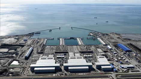 Nach der Herstellung der Segmente werden diese auf dem Meer transportiert und an ihrem endgültigen Platz abgesetzt.