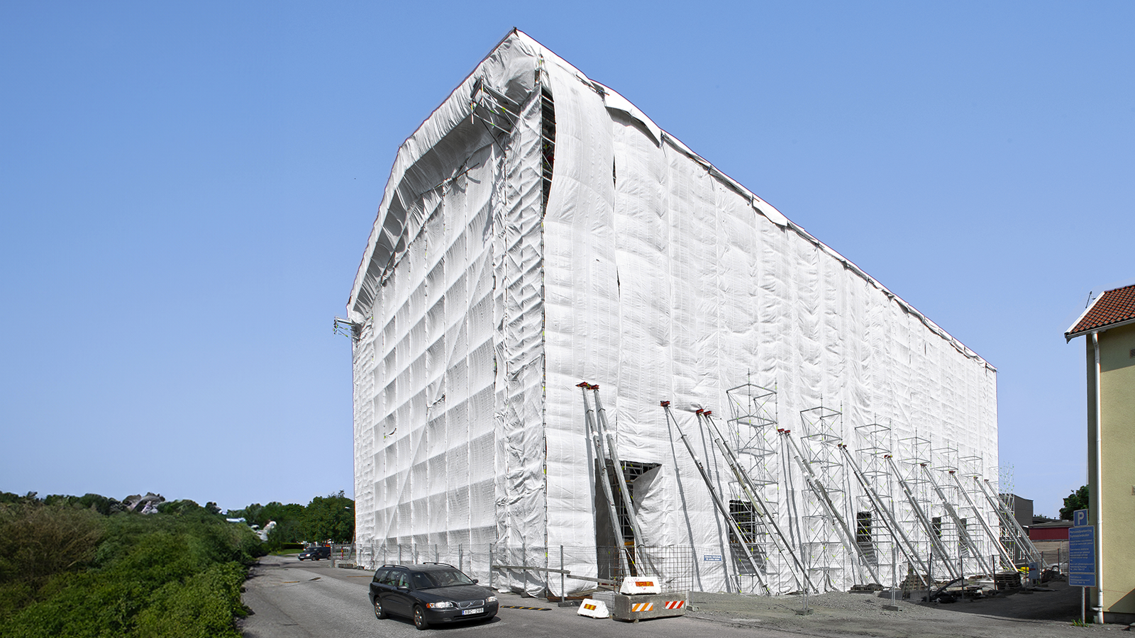 Während bei dem Projekt in Schweden noch eine Plane zum Einsatz kam, ist es heute unser PERI UP Cladding.