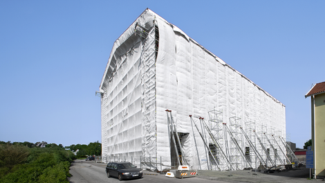For the project in Sweden, a tarpaulin was used, today it's our PERI UP Cladding.