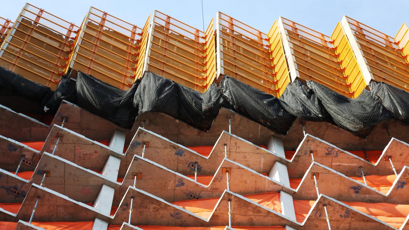 The unique jagged edges of the building required a flexible perimeter protection system