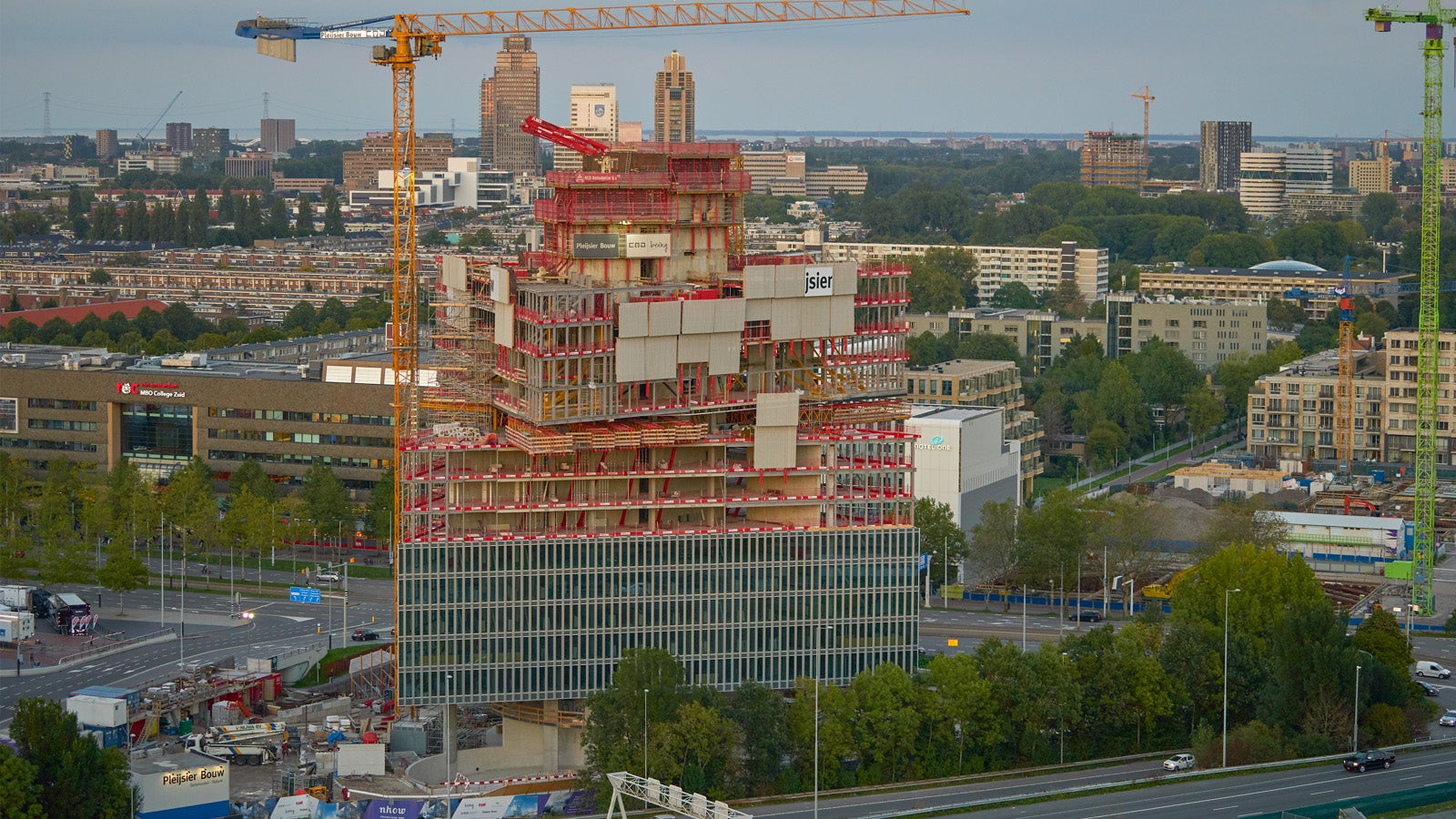 Een breed scala aan PERI producten bij Rai hotel Amsterdam waaronder onze bekisting, steigers en windschermen zijn gebruikt.