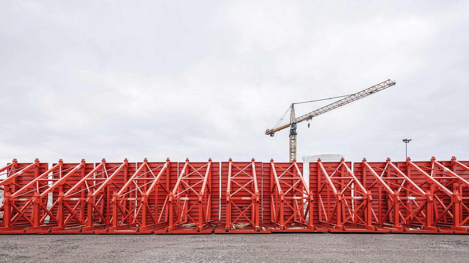 In total, PERI is supplying formwork material for 79 standard tunnel elements, each 217.00 m long and 73,000 t in weight. 