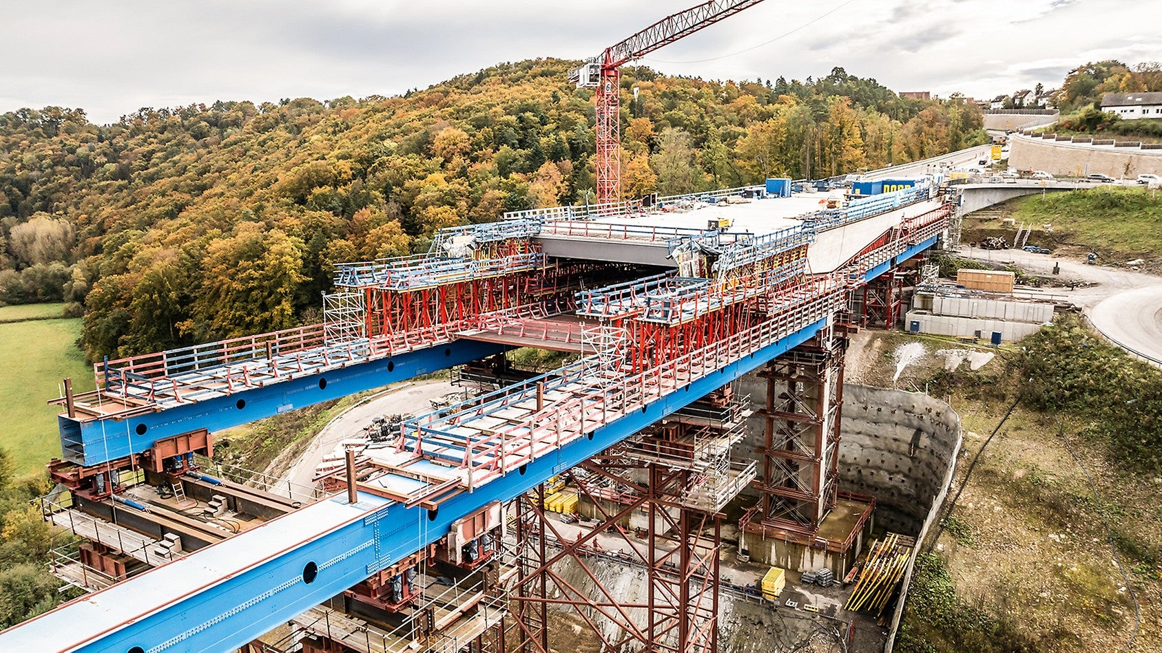 Im Regelbereich des Überbaus sorgt eine projektspezifische und teleskopierbare VARIOKIT Lösung für die flexible Anpassung des Traggerüsts an unterschiedliche Längsneigungen und Bauwerksgeometrien.