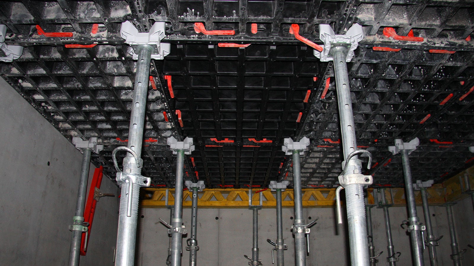 Harmaa terästuen pää DFH kiinnitetään ilman työkaluja PEP Ergo -holvitukeen, ja tuki sijoitetaan holvielementtien nurkkiin.