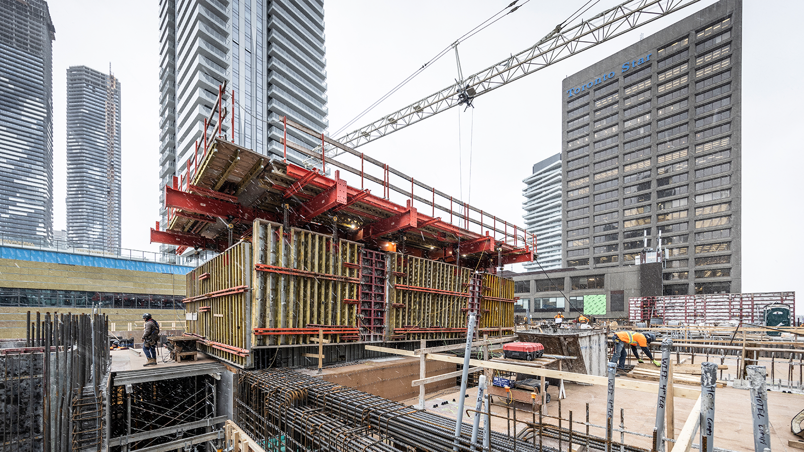 The ACS Core 400 system was chosen for its ability to lift the formwork and working platforms of the elevator and stair core between floors without requiring the tower crane and with minimal labour.
