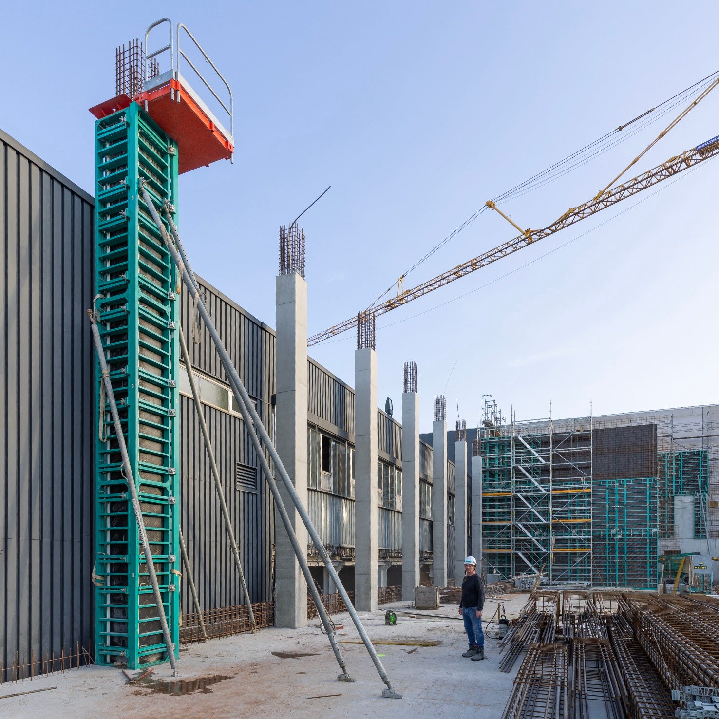 Die Stahlbetonstützen mit bis zu 15 m Höhe können mithilfe der RAPID Säulenschalung in hoher Sichtbetonqualität hergestellt werden.