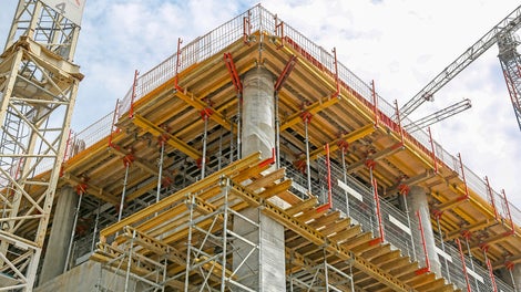 Wykorzystanie stolików stropowych z głowicą uchylną zapewnia bezpieczną pracę.