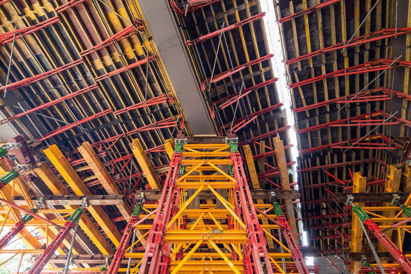 Deskowanie w systemie VARIOKIT podwieszono do kotew tradycyjnych, przyspawanych do dźwigarów stalowych ustroju.