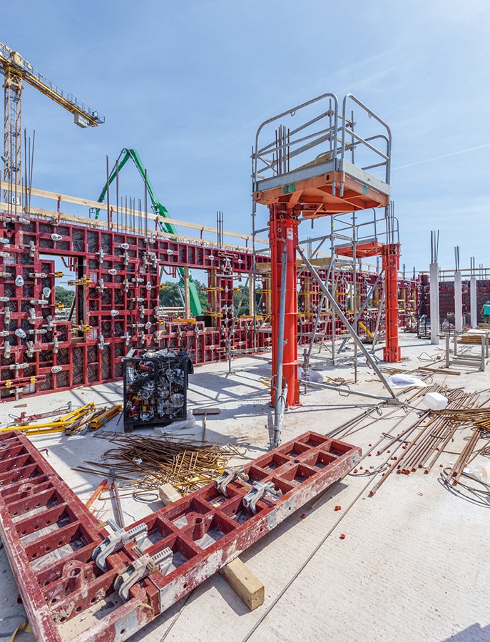 Mit der MAXIMO Wandschalung und der SRS Säulenrundschalung wurden die vertikalen Betonbauteile effizient geschalt. 