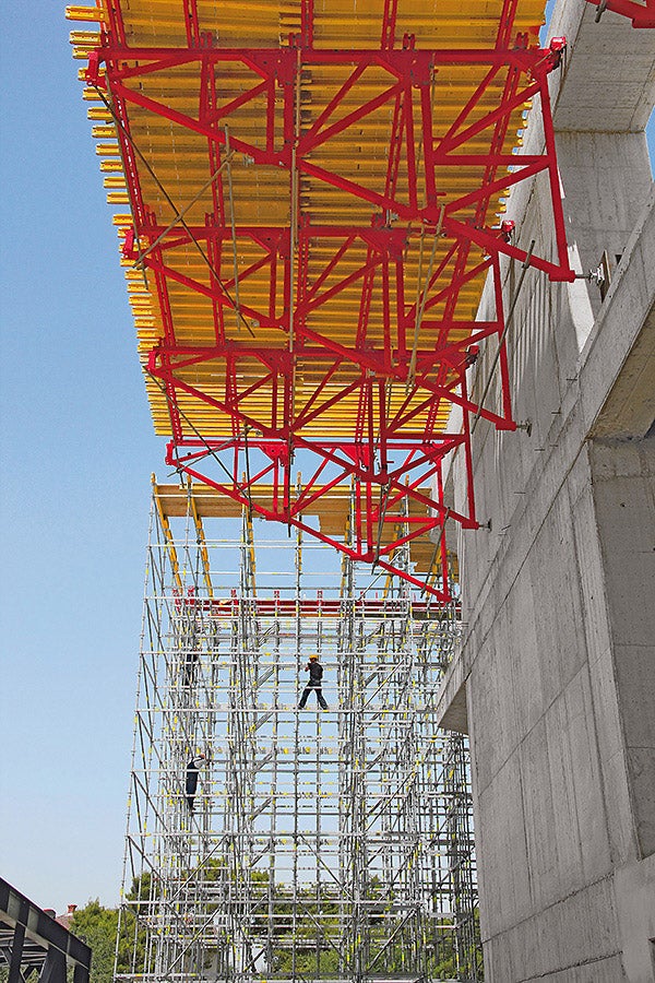 The 7 m wide and 58 m long working platform carried by horizontally-positioned PERI brace frames.