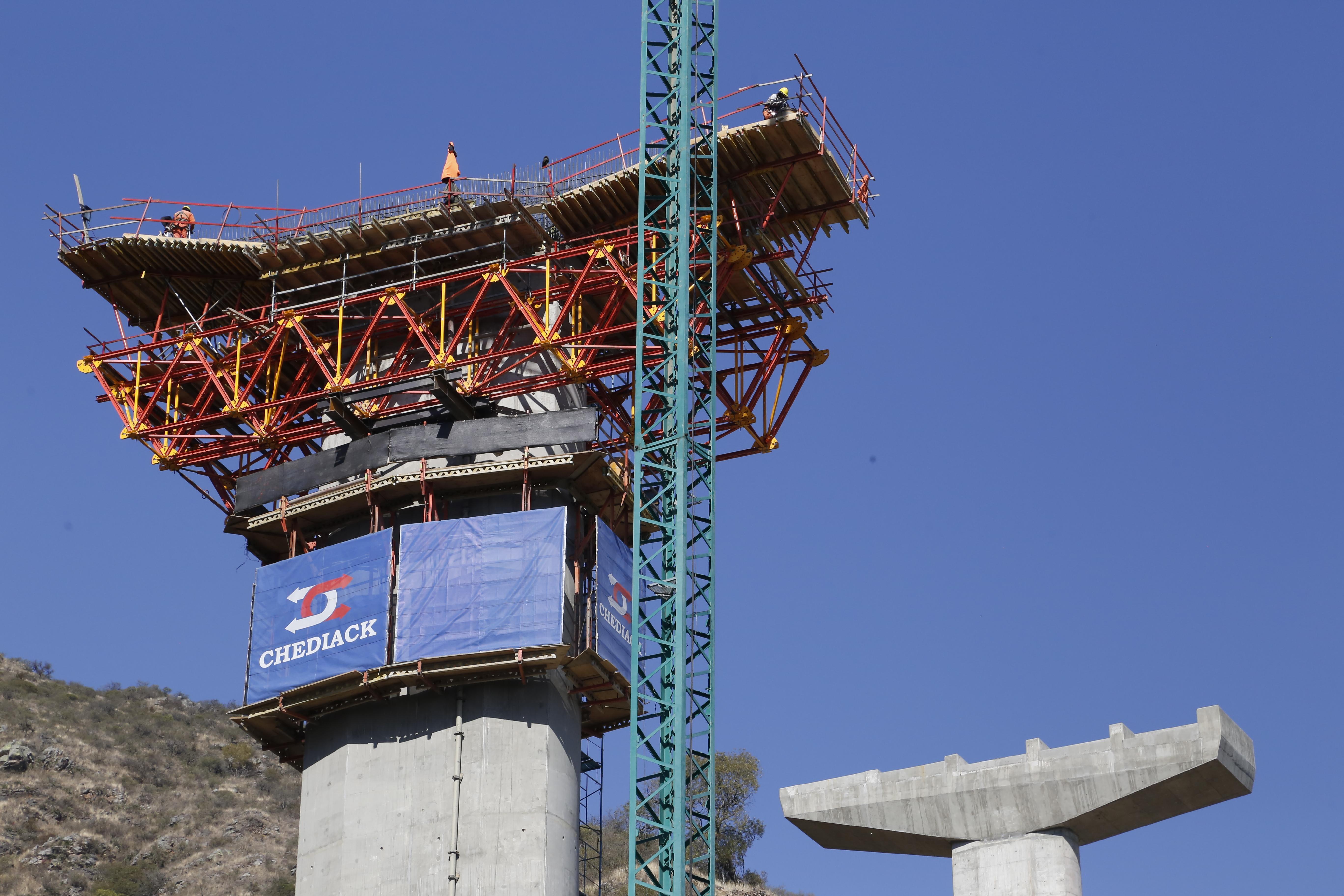 Solución de Planos Inclinados de Dintel mediante VARIOKIT previamente montado en terreno, descarga a Cercha ALPHAKIT