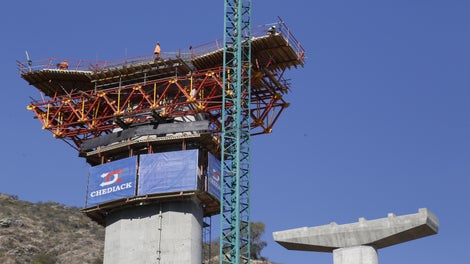 Solución de Planos Inclinados de Dintel mediante VARIOKIT previamente montado en terreno, descarga a Cercha ALPHAKIT