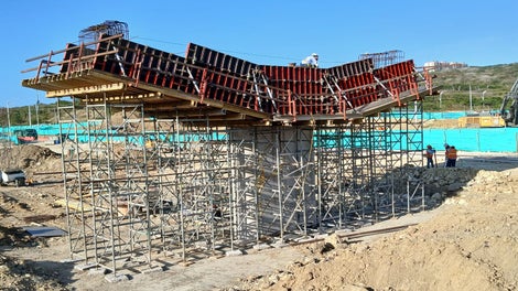 Viga Cabezal soportada con Torres de Apuntalamiento ST-100 y encofrada con sistema de encofrado LIWA