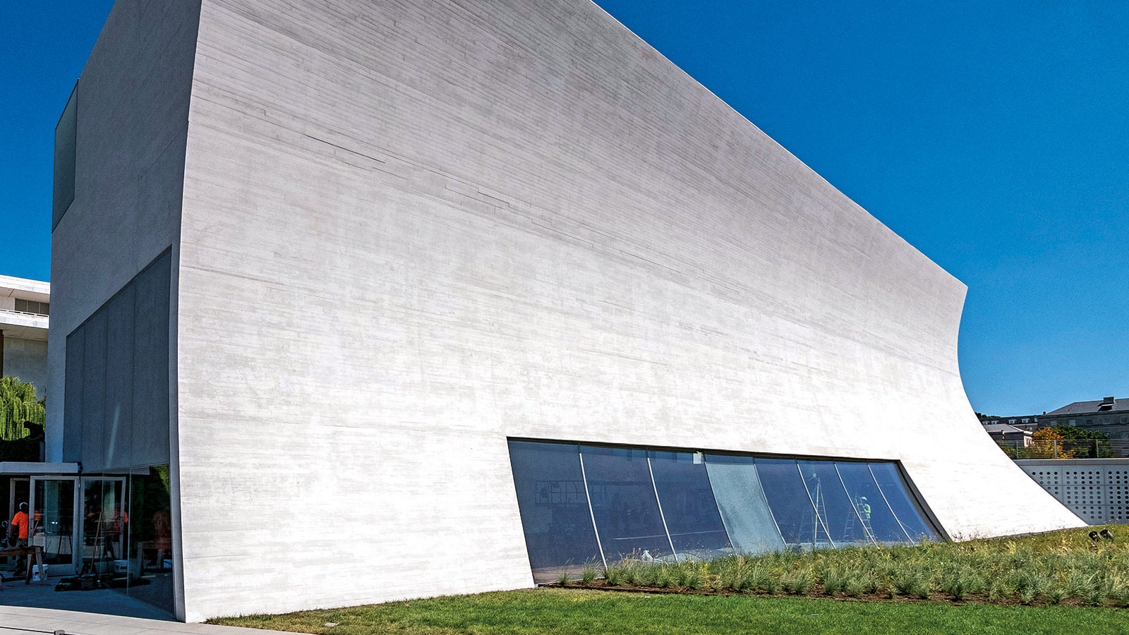 Cele trei pavilioane au fost construite folosind beton expus de cea mai bună calitate.