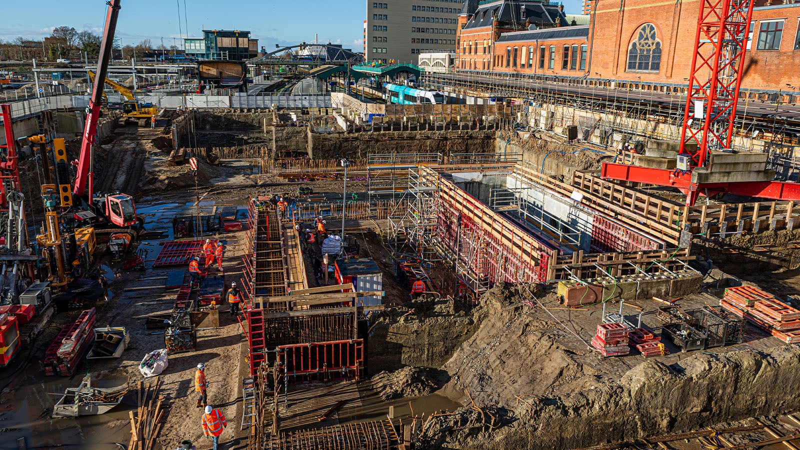 Op de achtergrond het historische station van Groningen, op de voorgrond de nieuwbouw van de commerciële ruimte.