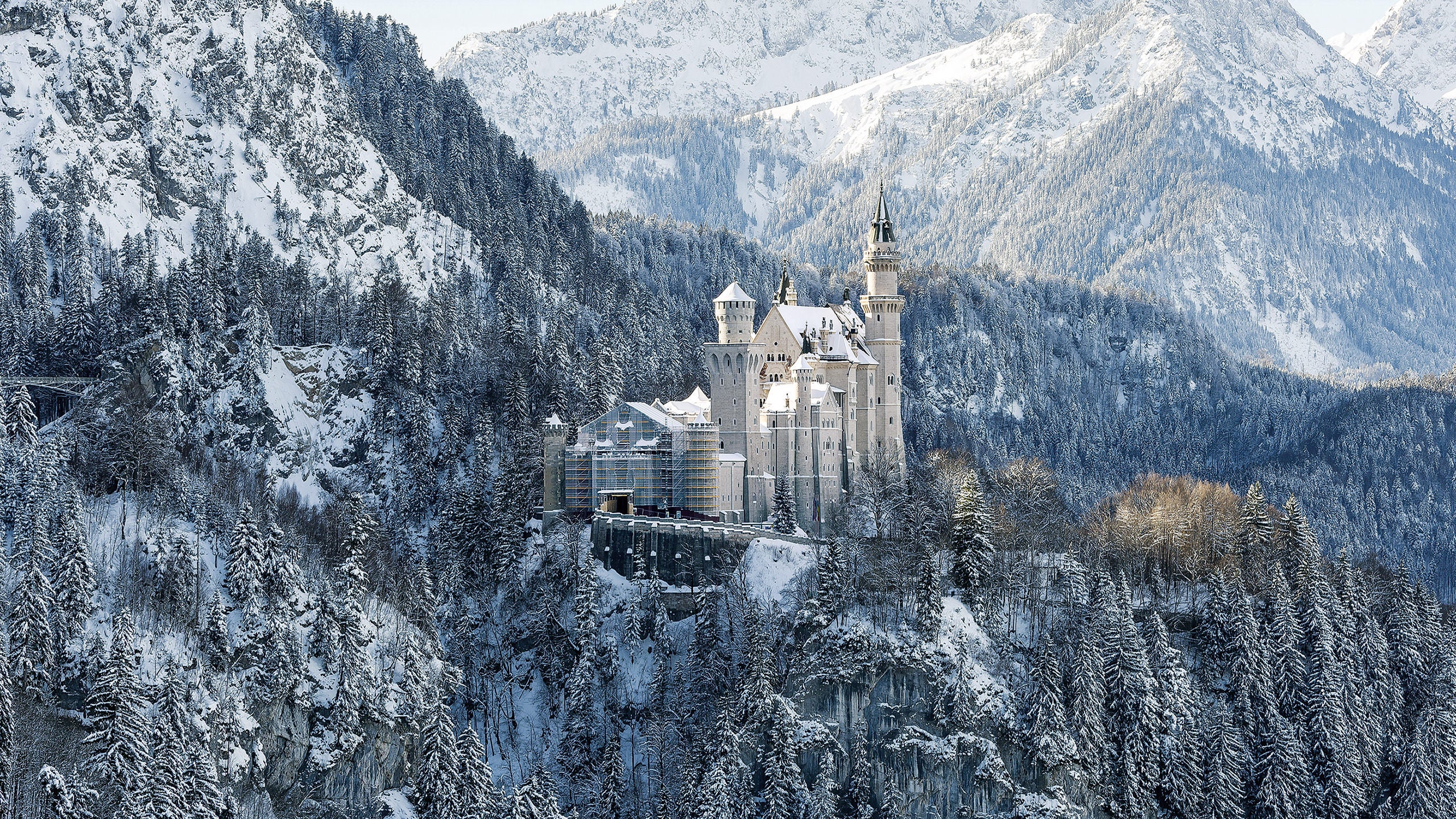 Neuschwanstein Castle is one of Germany's most famous sights. Every year around 1.5 million tourists from all over the world visit the cultural monument near Füssen.